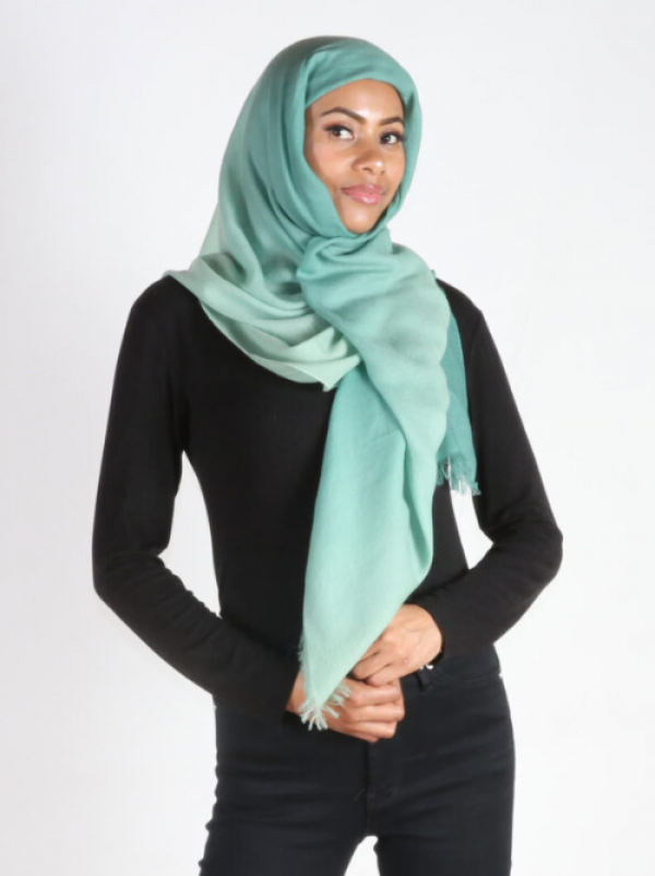 Pashmina dua warna dengan efek gradasi